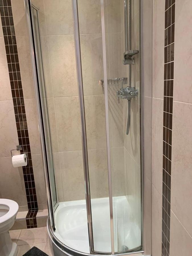 Lovely 3 Bedroom Apartment Лондон Экстерьер фото