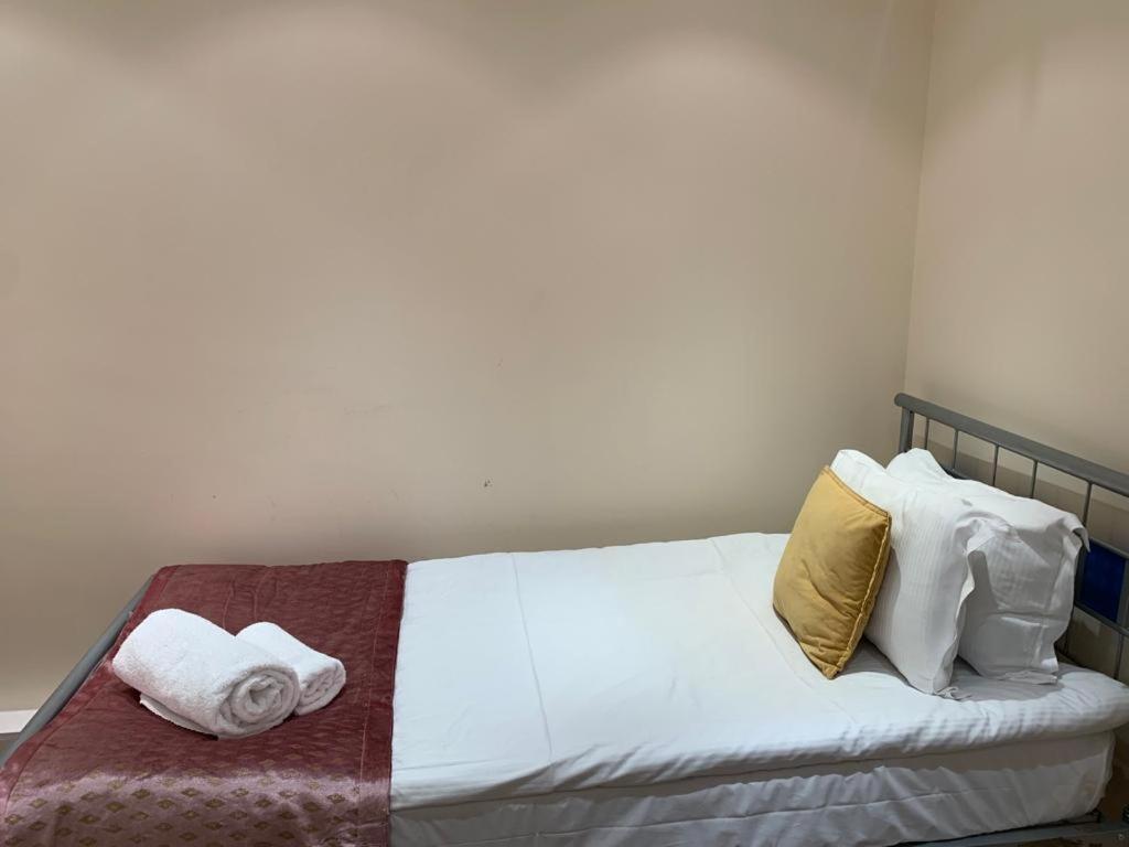Lovely 3 Bedroom Apartment Лондон Экстерьер фото